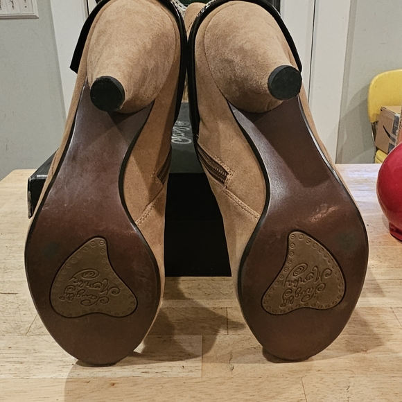 NIB Naughty Monkey Belly Up Tan Ankle Boots w/ Brown Strap & Gold Accents Size 9 - Picture 5 of 10